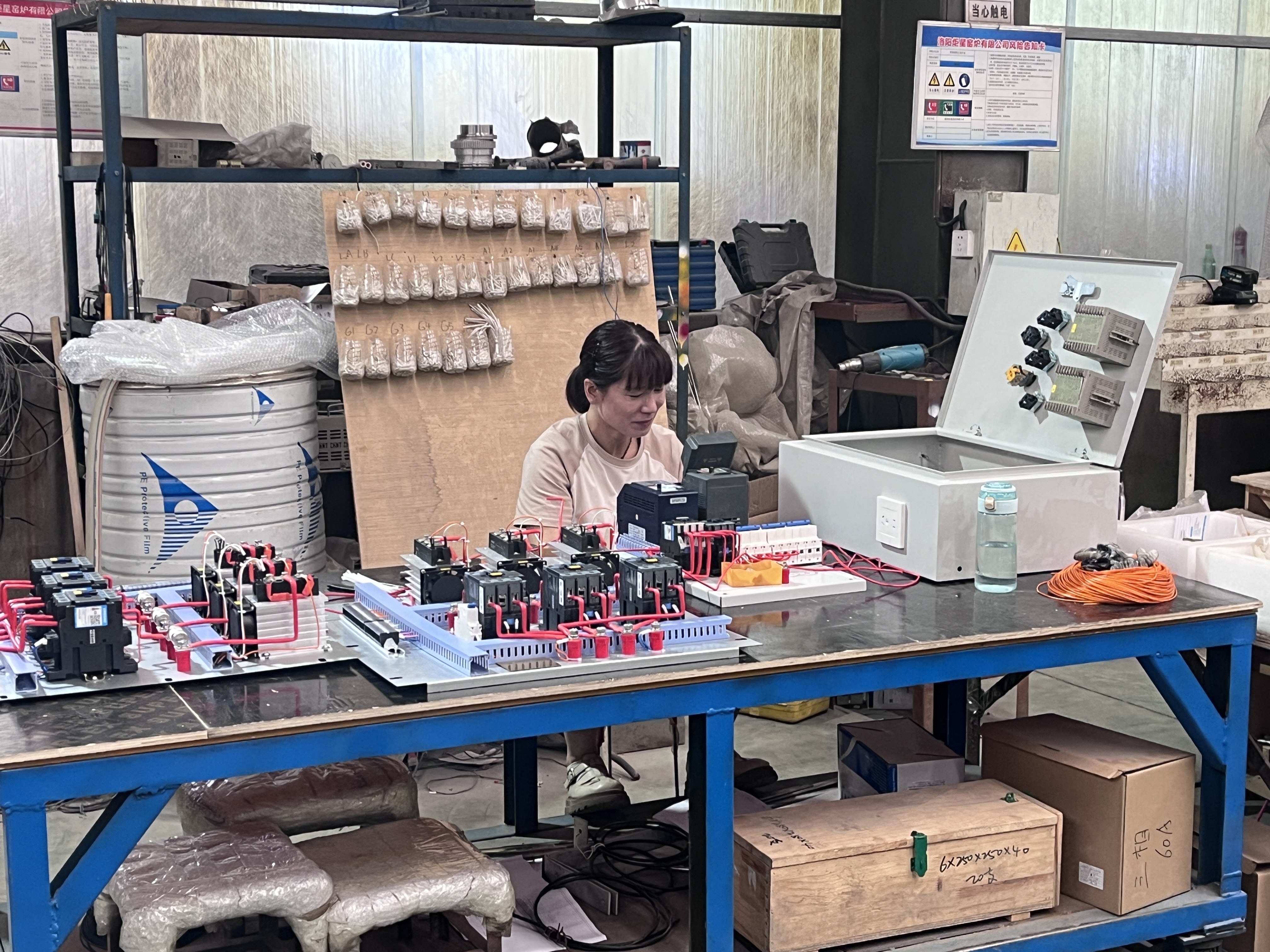 裝配車間生產(chǎn)場景